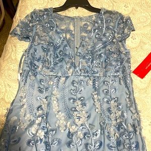 Never worn Carmen Marc Valvo Infusion gown.